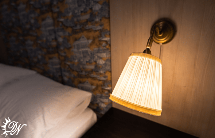 چگونه دیوار اتاق خواب را با نور پردازی تزئین کنیم؟